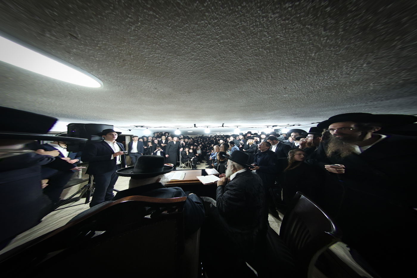 הגר"מ שטרנבוך בהדלקת נרות חנוכה