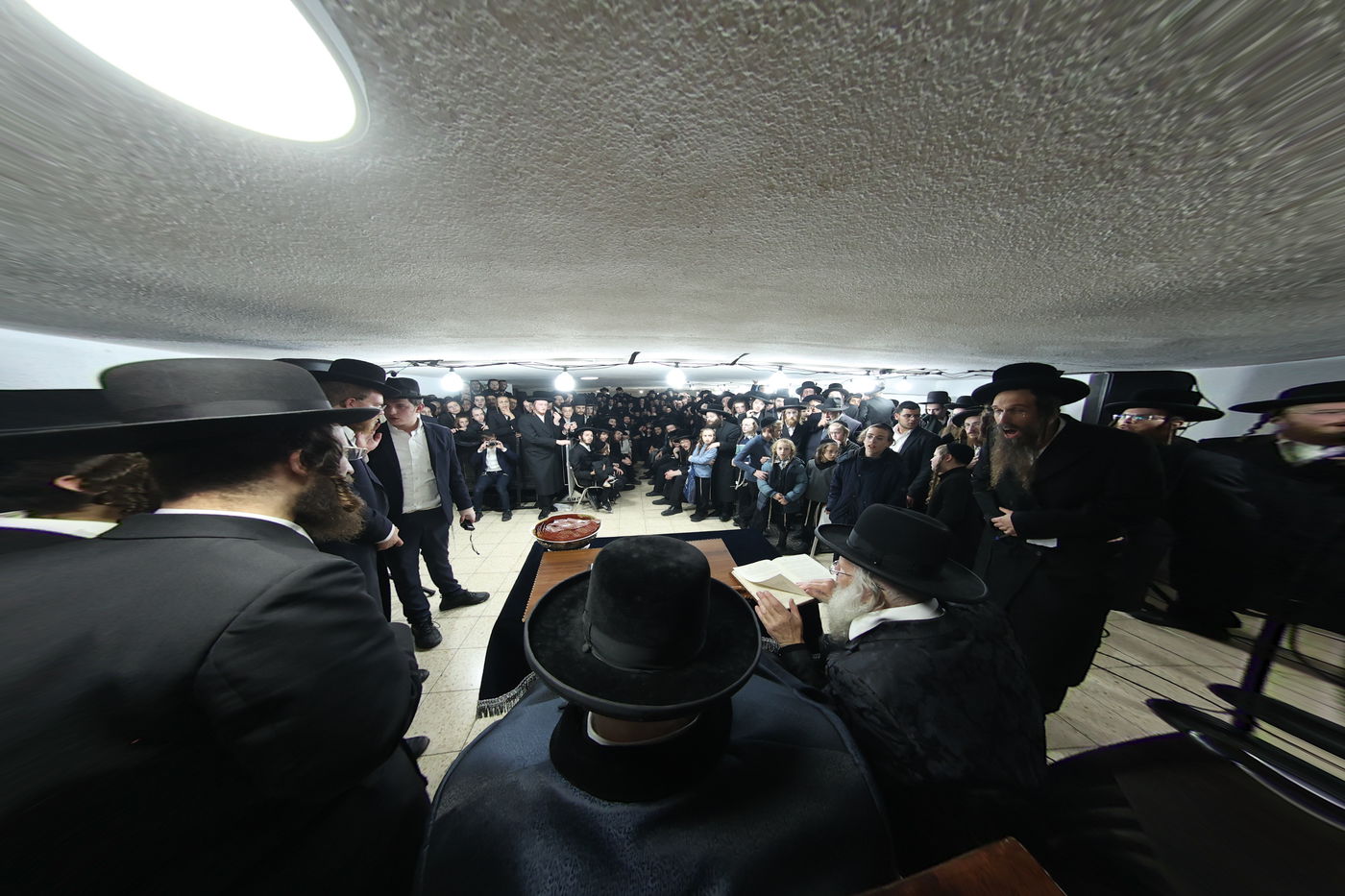 הגר"מ שטרנבוך בהדלקת נרות חנוכה