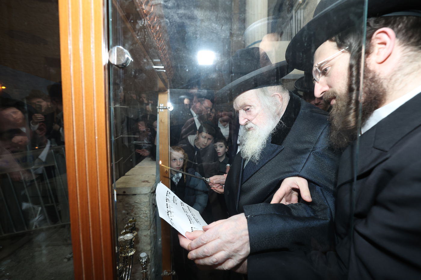 הגר"מ שטרנבוך בהדלקת נרות חנוכה