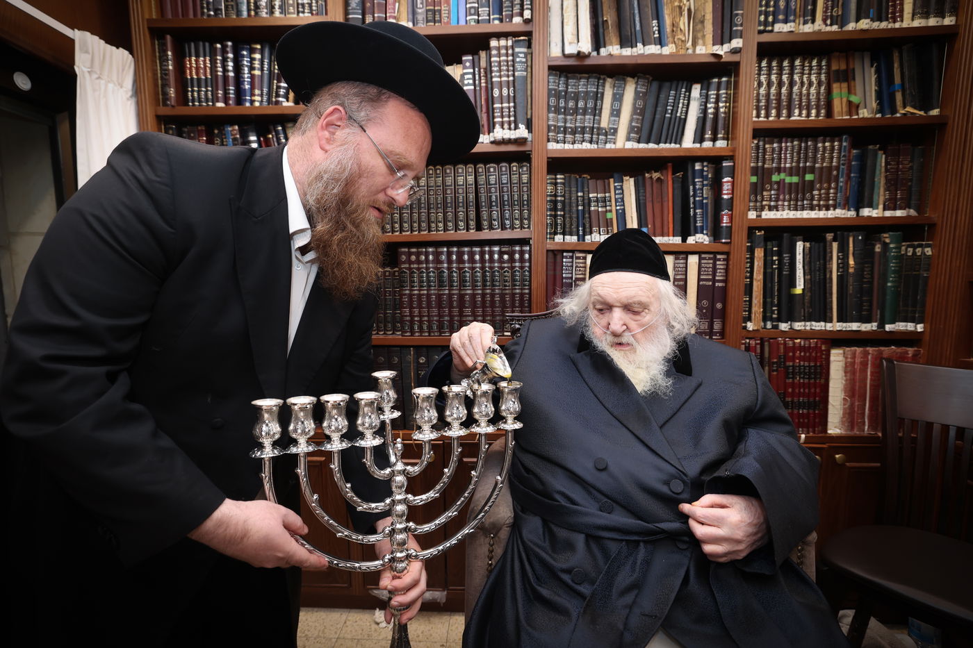 הגר"מ שטרנבוך בהדלקת נרות חנוכה
