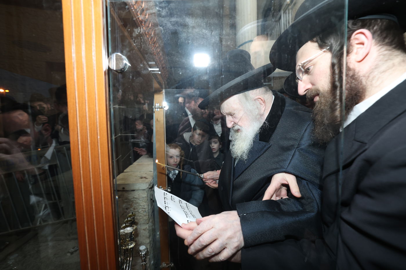 הגר"מ שטרנבוך בהדלקת נרות חנוכה