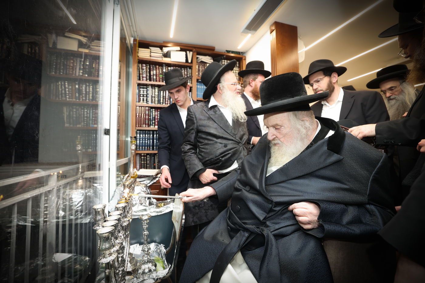 הגר"מ שטרנבוך בהדלקת נרות חנוכה