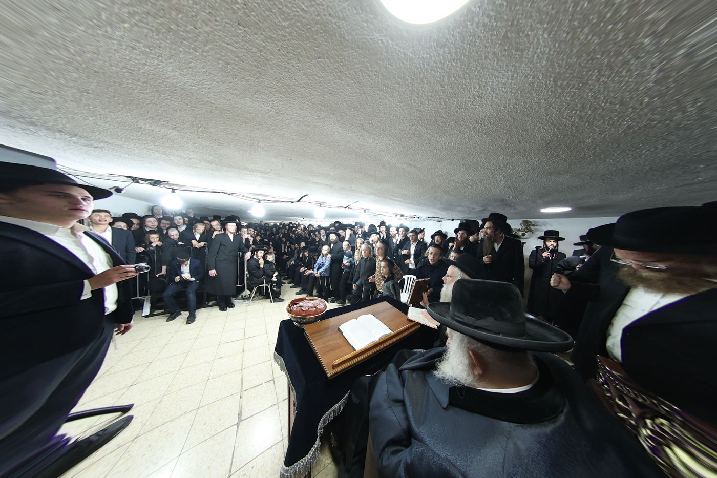 הגר"מ שטרנבוך בהדלקת נרות חנוכה