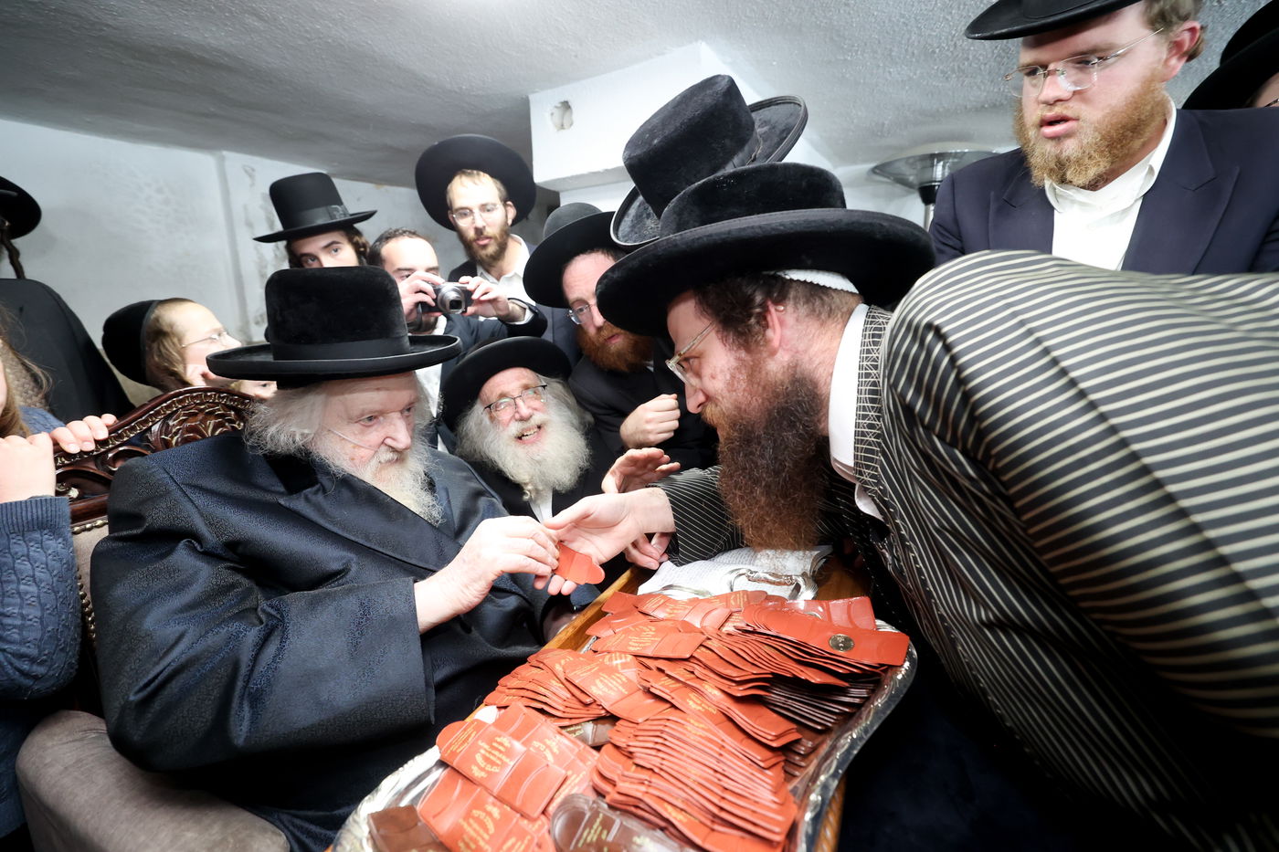 הגר"מ שטרנבוך בהדלקת נרות חנוכה