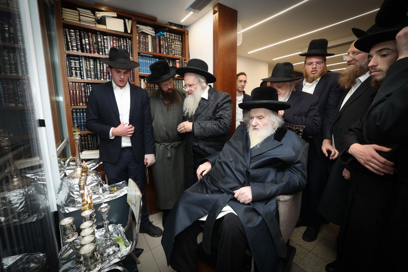 הגר"מ שטרנבוך בהדלקת נרות חנוכה