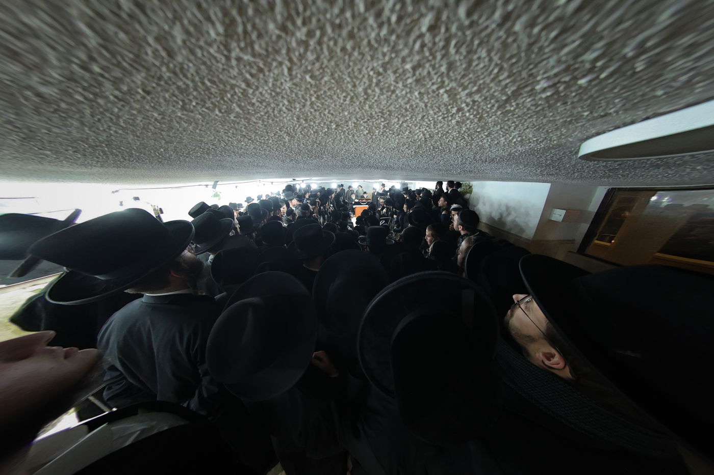 הגר"מ שטרנבוך בהדלקת נרות חנוכה