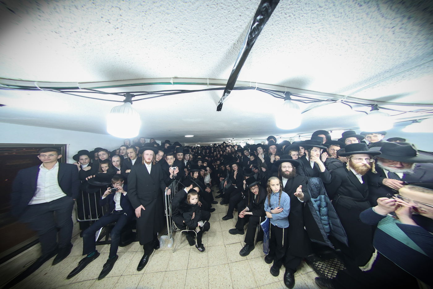 הגר"מ שטרנבוך בהדלקת נרות חנוכה