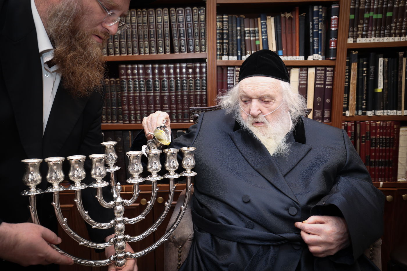 הגר"מ שטרנבוך בהדלקת נרות חנוכה