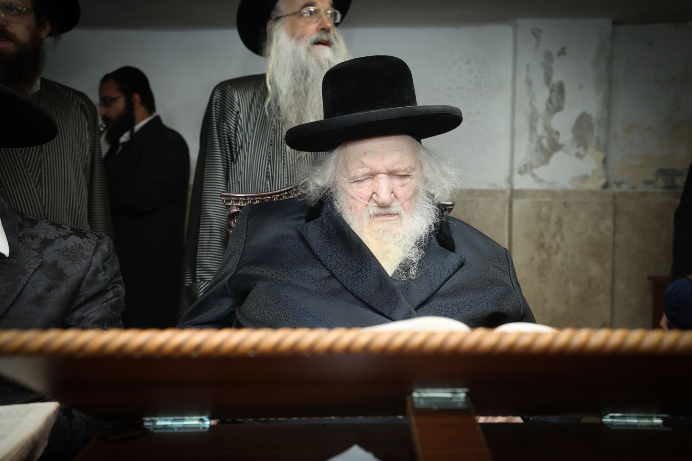 הגר"מ שטרנבוך בהדלקת נרות חנוכה