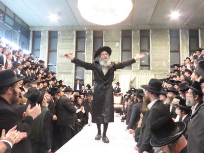 הרה"צ רבי אלימלך בידרמן בטיש חנוכה בברכפלד