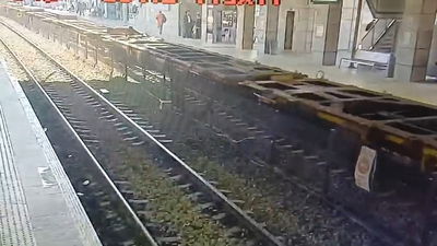 קפץ על רכבת ונתלה במשך 20 דקות על הקרון - עד שהורד ביישוב החרדי