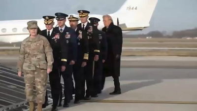 עומד בטור מאחורי חייליו - ואז מסתובב ומצדיע: המפקד העליון טראמפ כפי שלא ראיתם