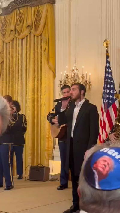 הזמר החרדי במסיבת חנוכה עם טראמפ: זה השיר שביצע | צפו