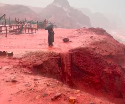 גשם של דם באיראן: התופעה המדהימה באי הורמוז שמשגעת את הרשת