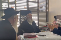 הגר"י זילברשטיין הפתיע את השואלים: אישה יכולה להדליק נרות בבית כנסת בברכה?