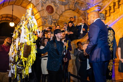 אדמס בהדלקת הנר