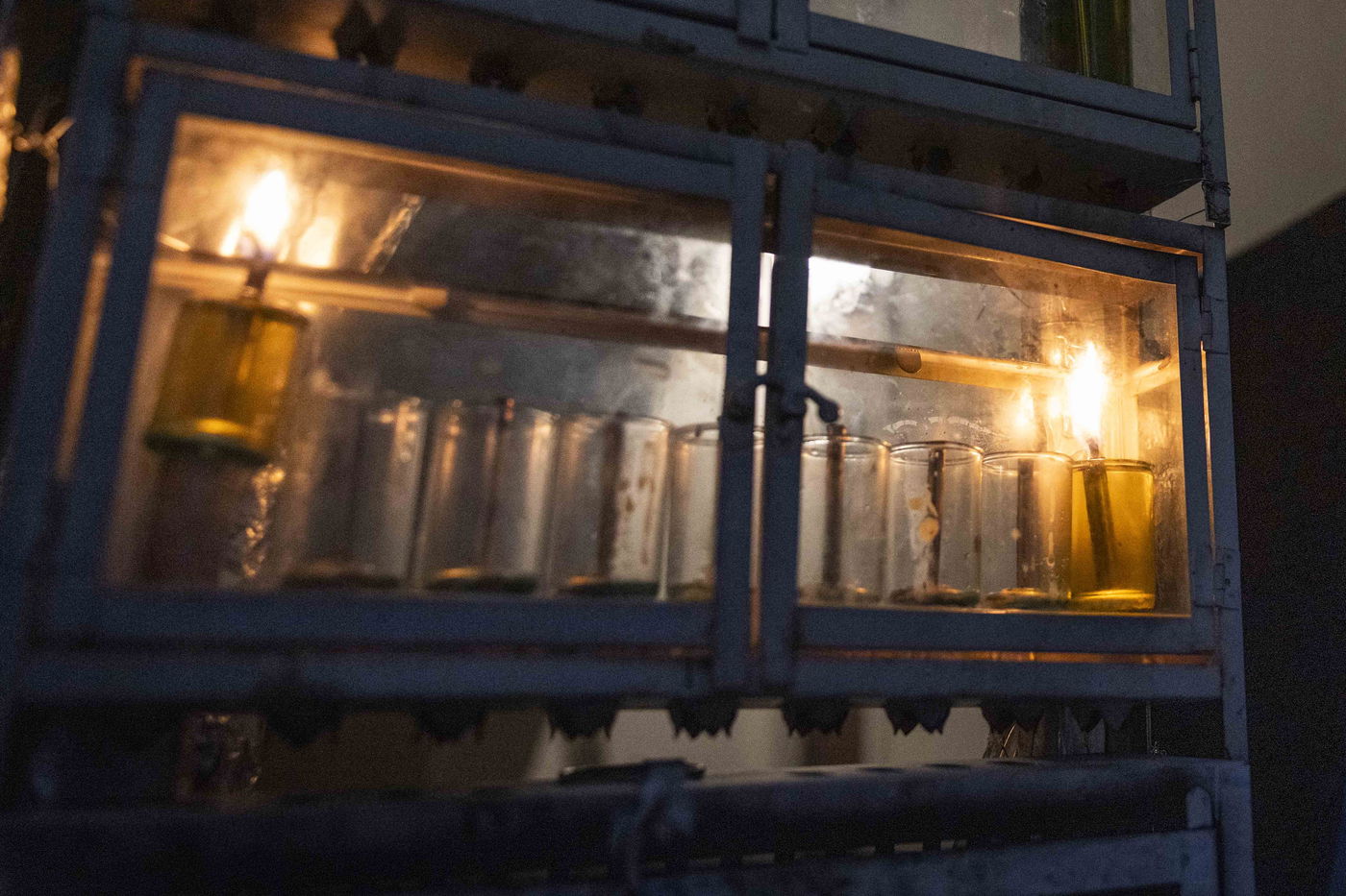 פרשת מקץ: האם מותר להדליק בברכה נרות חנוכה במסיבה?