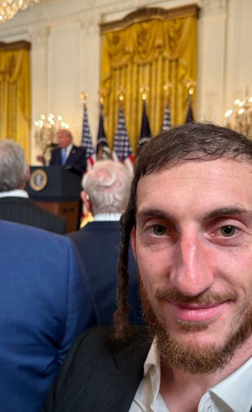 הזמר החרדי במסיבת חנוכה עם טראמפ: זה השיר שביצע | צפו