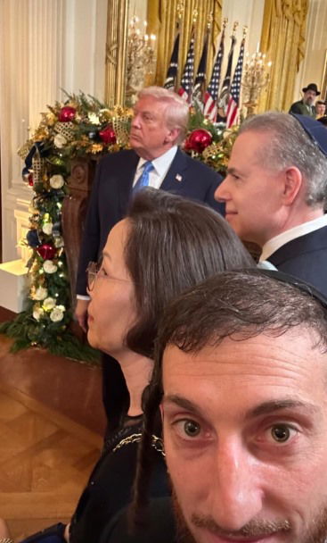 הזמר החרדי במסיבת חנוכה עם טראמפ: זה השיר שביצע | צפו