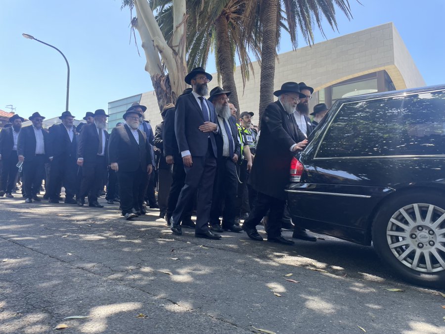 "עברנו שבעה באוקטובר - לא נישבר" | הרב אלי שלאנגר הי"ד הובא למנוחות בהלוויה קורעת לב