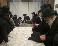 האדמו"ר מפשעווארסק בחלות מעות חנוכה