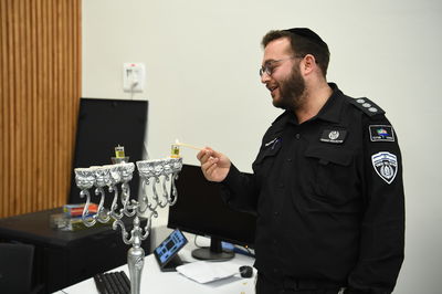 הדלקת נרות חנוכה בכלא עופר