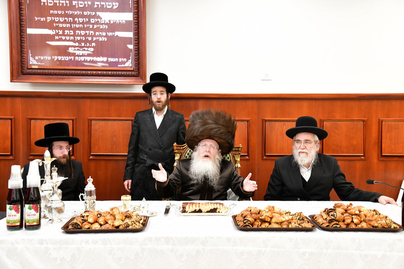 חנוכה בחצה"ק קרעטשניף קריית גת