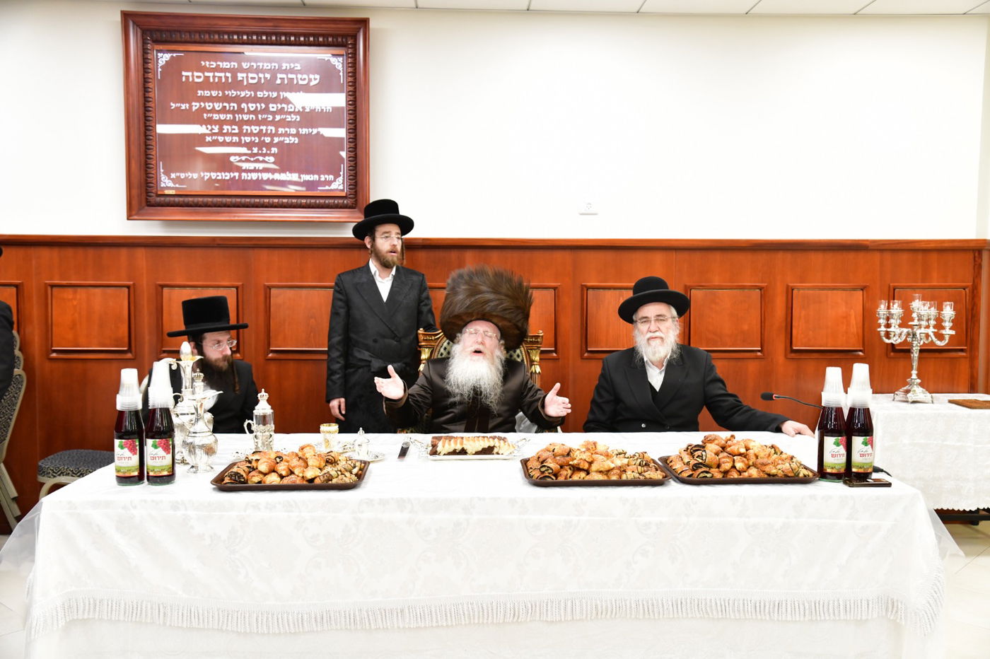 חנוכה בחצה"ק קרעטשניף קריית גת