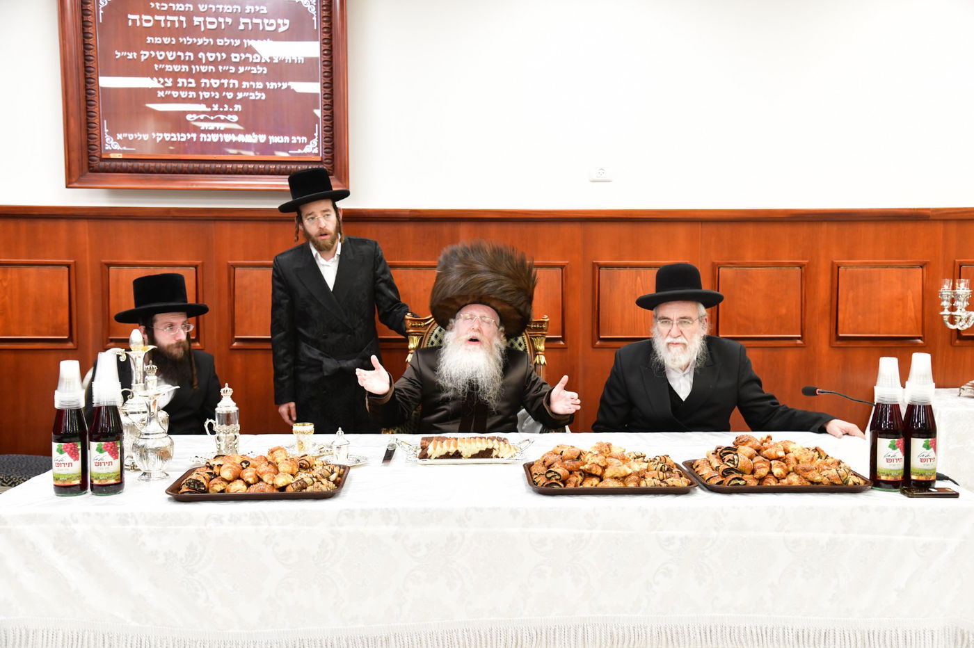 חנוכה בחצה"ק קרעטשניף קריית גת