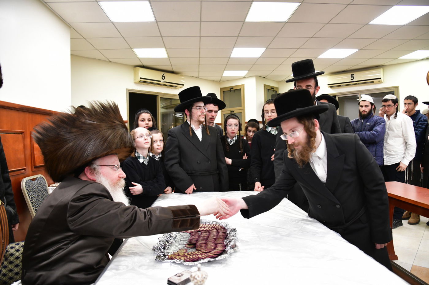 חנוכה בחצה"ק קרעטשניף קריית גת