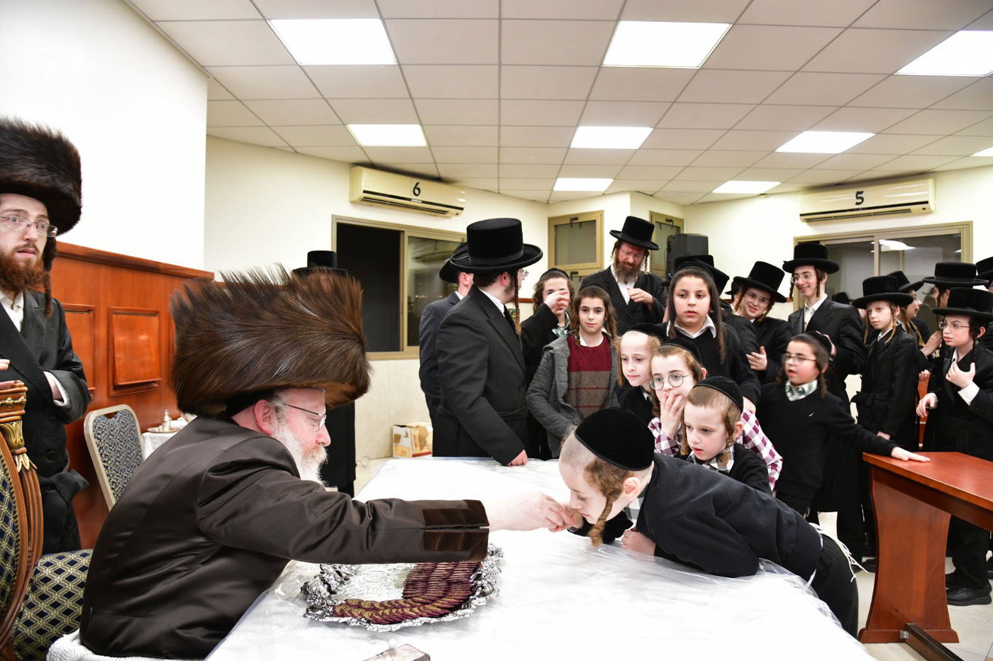 חנוכה בחצה"ק קרעטשניף קריית גת