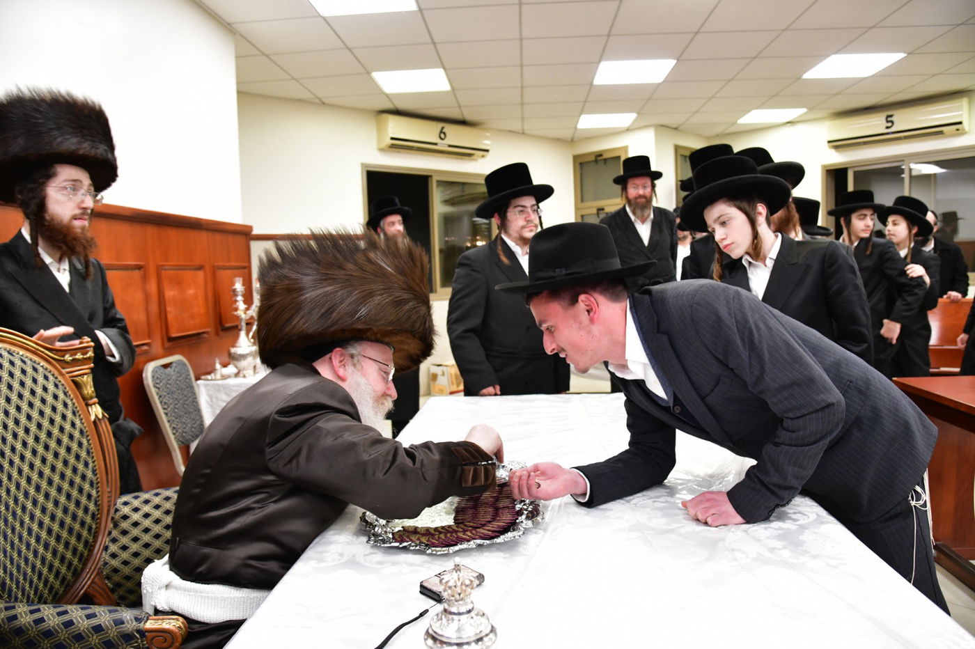 חנוכה בחצה"ק קרעטשניף קריית גת