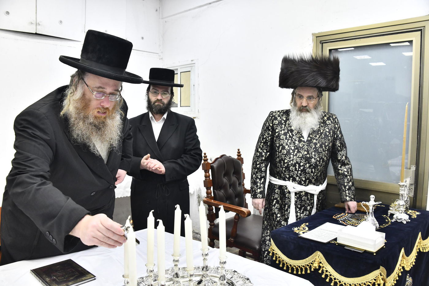 האדמו"ר מזוטשקא אמסנא בהדלקת נרות חנוכה 