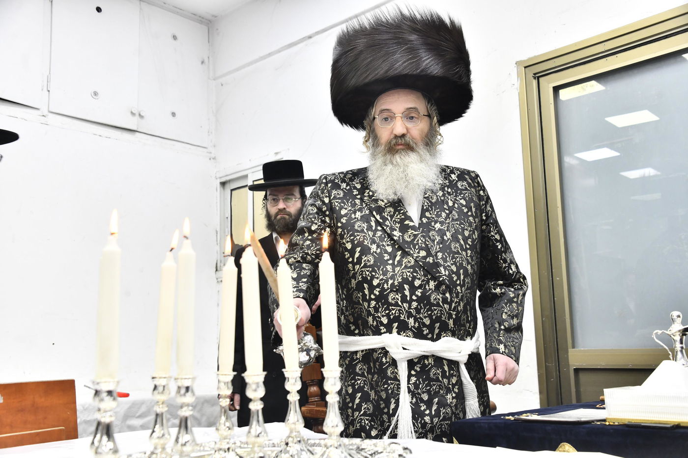 האדמו"ר מזוטשקא אמסנא בהדלקת נרות חנוכה 