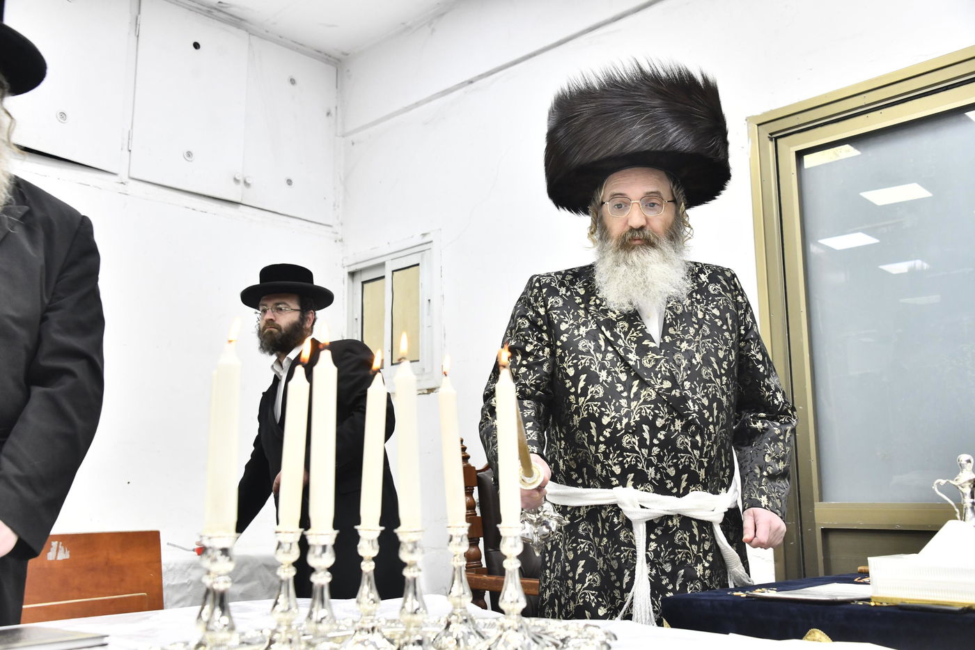 האדמו"ר מזוטשקא אמסנא בהדלקת נרות חנוכה 