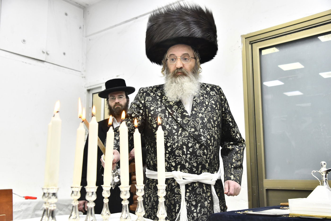 האדמו"ר מזוטשקא אמסנא בהדלקת נרות חנוכה 