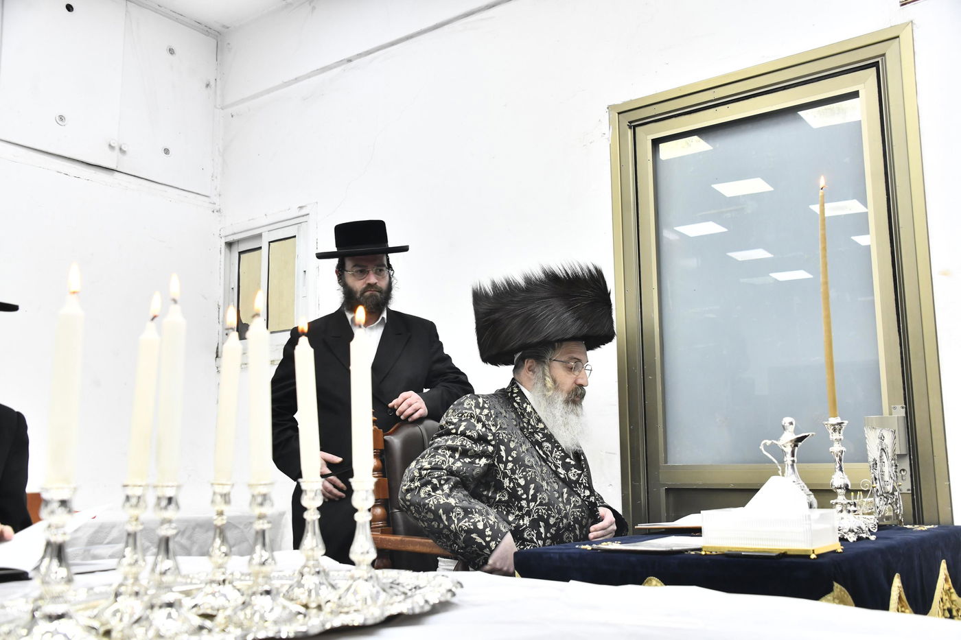 האדמו"ר מזוטשקא אמסנא בהדלקת נרות חנוכה 