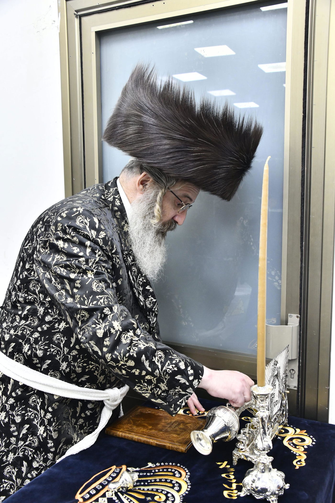 האדמו"ר מזוטשקא אמסנא בהדלקת נרות חנוכה 