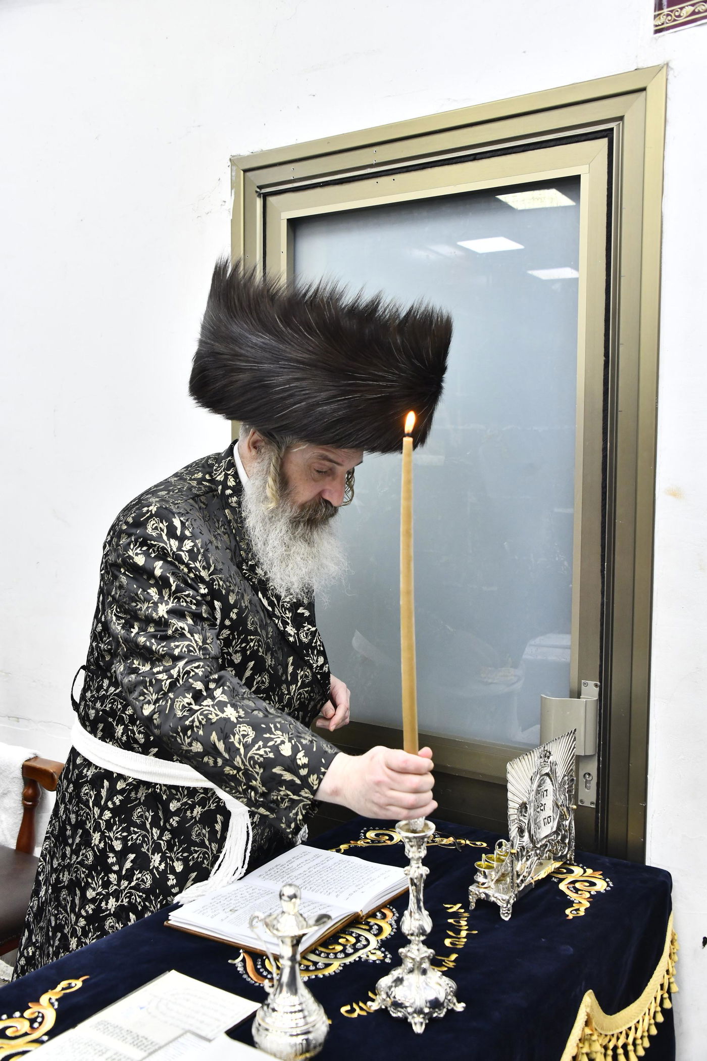 האדמו"ר מזוטשקא אמסנא בהדלקת נרות חנוכה 