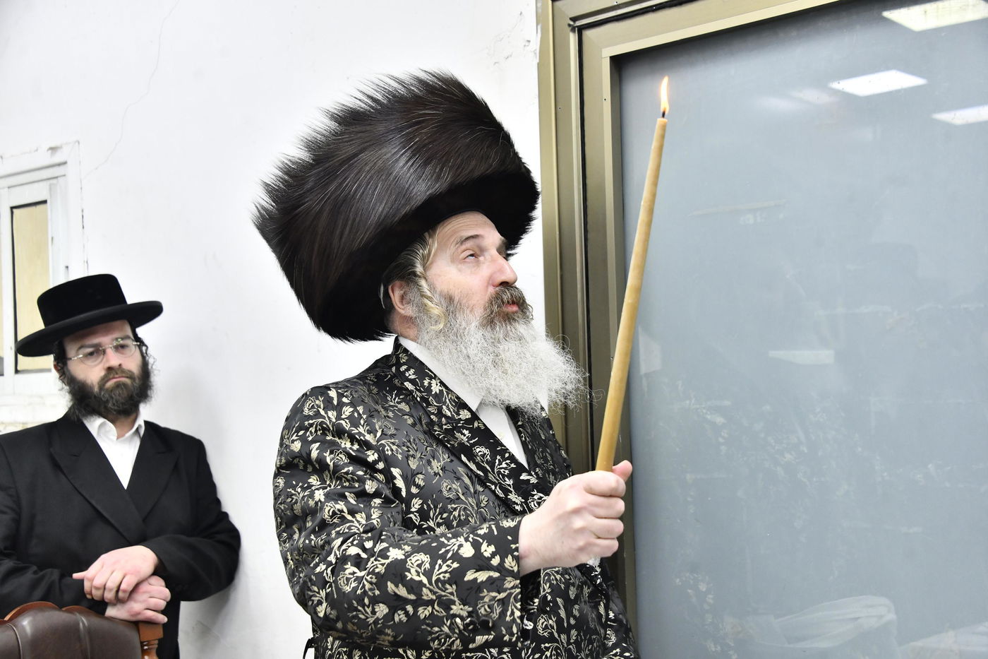 האדמו"ר מזוטשקא אמסנא בהדלקת נרות חנוכה 