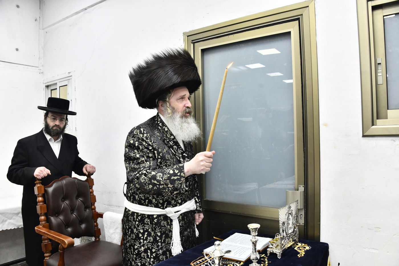 האדמו"ר מזוטשקא אמסנא בהדלקת נרות חנוכה 