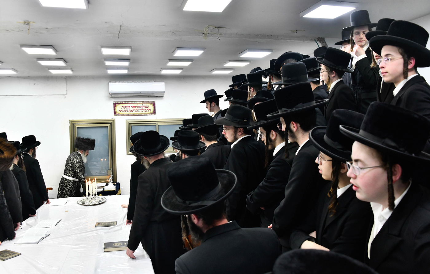 האדמו"ר מזוטשקא אמסנא בהדלקת נרות חנוכה 