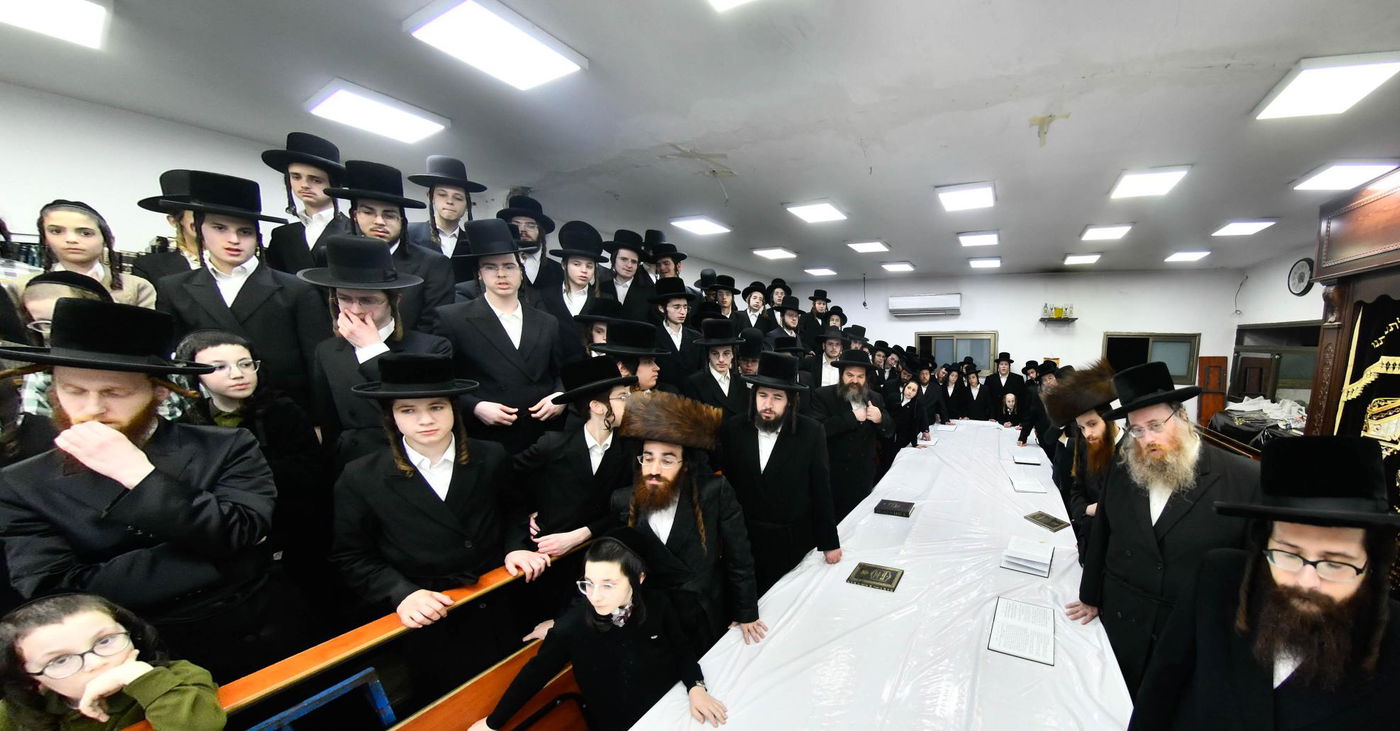 האדמו"ר מזוטשקא אמסנא בהדלקת נרות חנוכה 