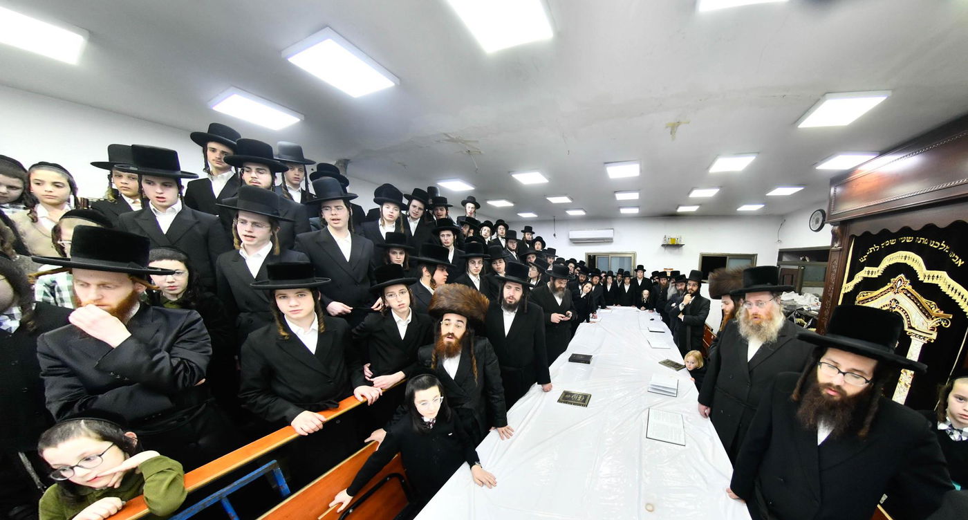 האדמו"ר מזוטשקא אמסנא בהדלקת נרות חנוכה 