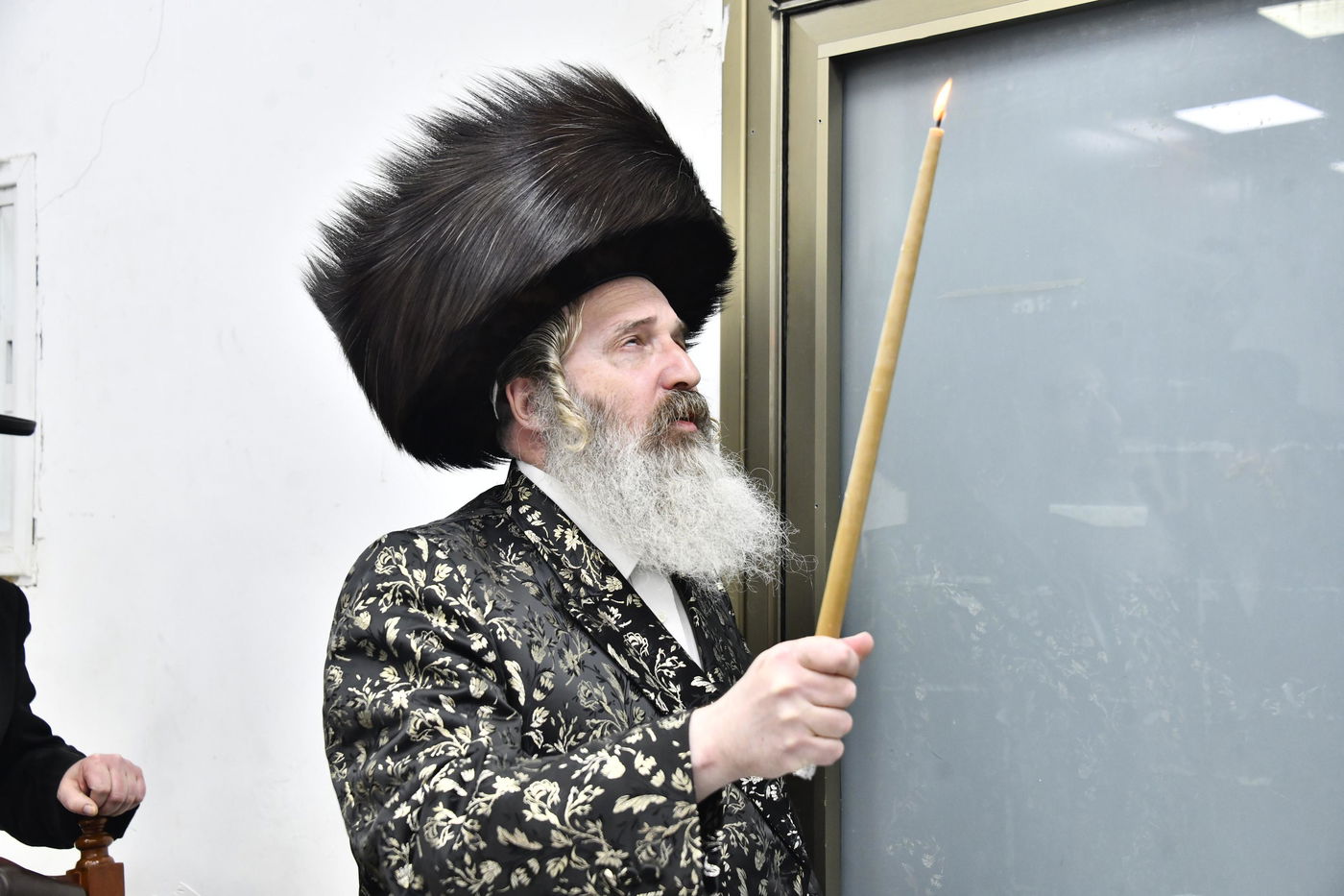 האדמו"ר מזוטשקא אמסנא בהדלקת נרות חנוכה 