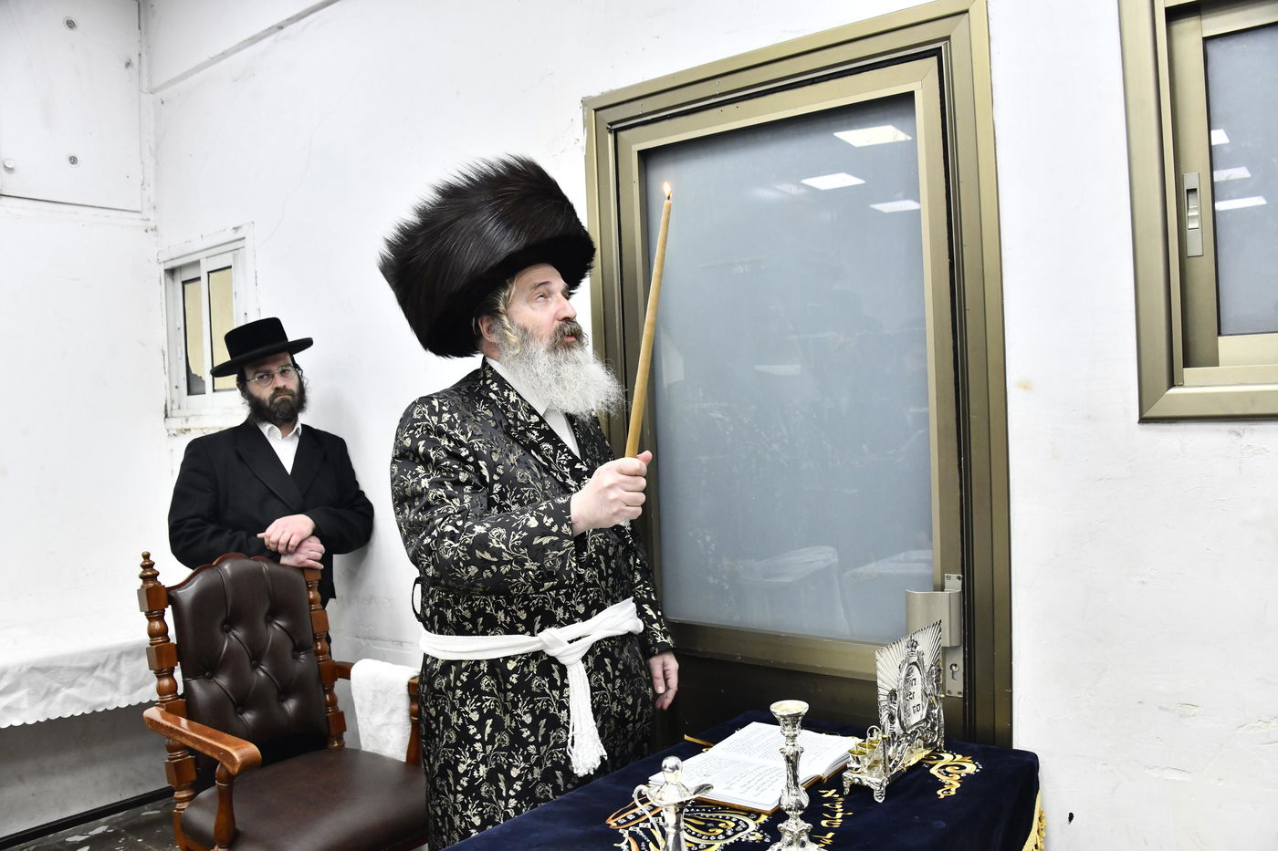 האדמו"ר מזוטשקא אמסנא בהדלקת נרות חנוכה 