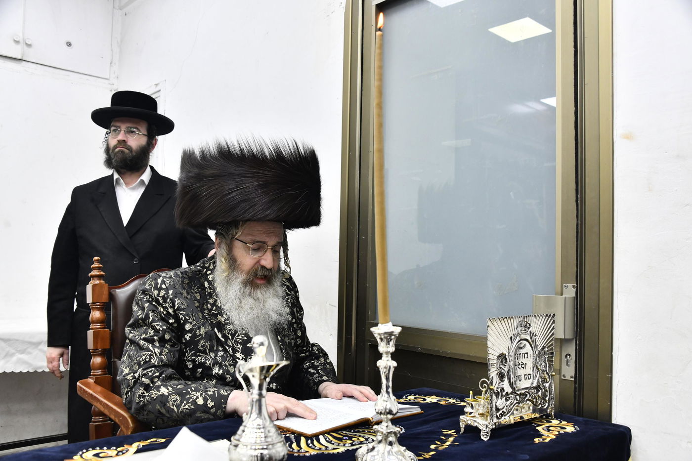 האדמו"ר מזוטשקא אמסנא בהדלקת נרות חנוכה 