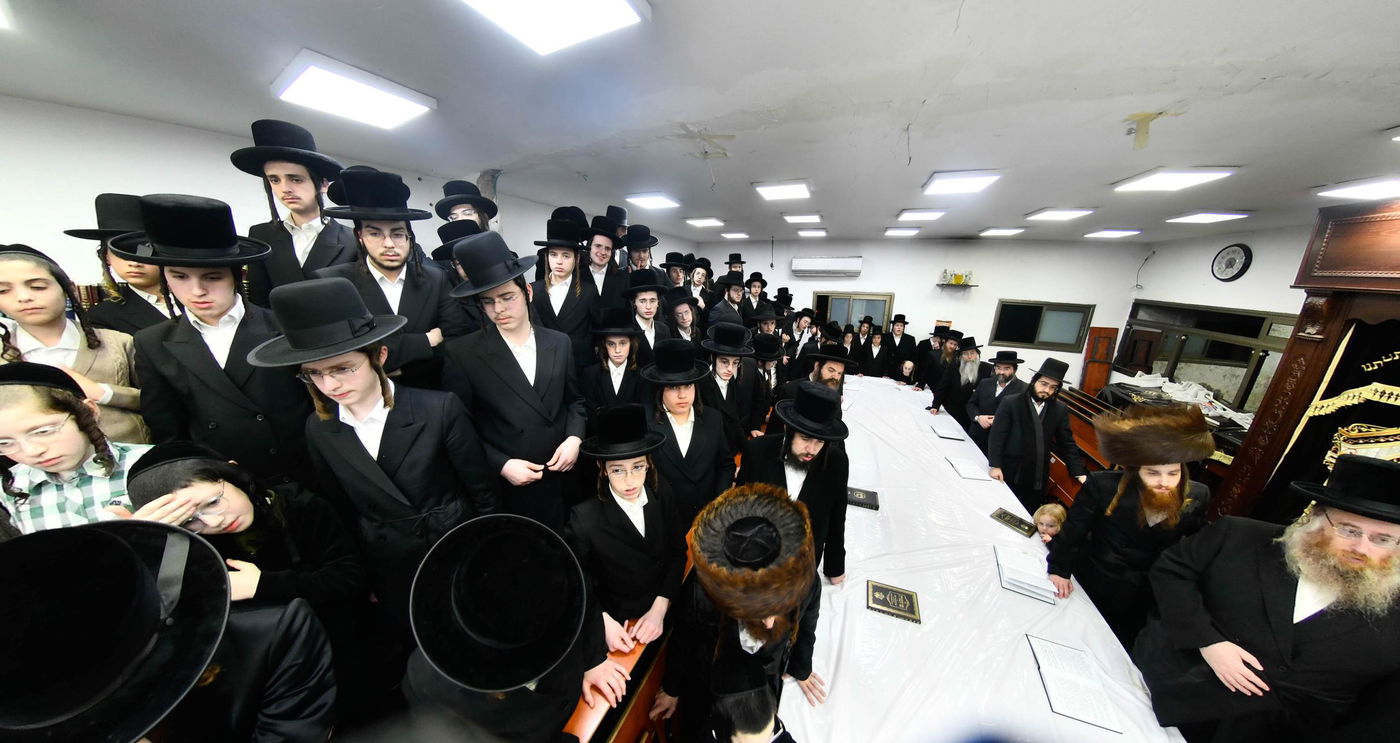 האדמו"ר מזוטשקא אמסנא בהדלקת נרות חנוכה 