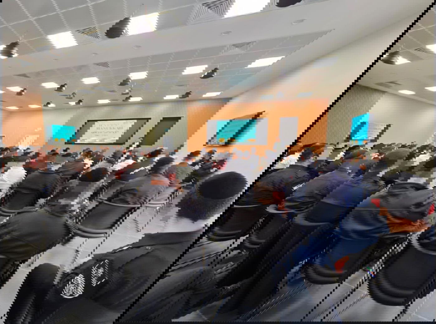 משרתי השירות האזרחי מאירים את בתי הסוהר בכלא "עופר"