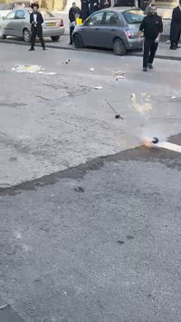 תיעוד מהמהומות בירושלים: השוטר מחזיק בידו רימון הלם - ואז משליך אותו בסמוך